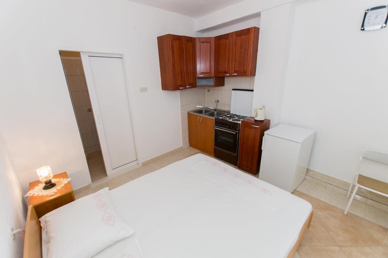 Near The Beach Apartments Jagodia Brela Exterior photo