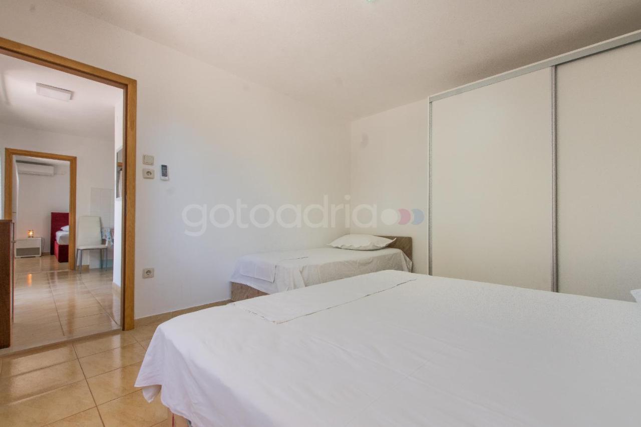 Near The Beach Apartments Jagodia Brela Exterior photo