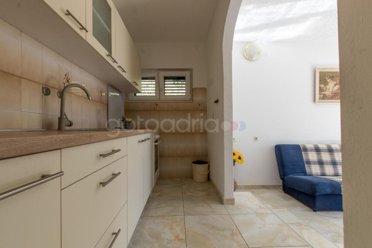 Near The Beach Apartments Jagodia Brela Exterior photo